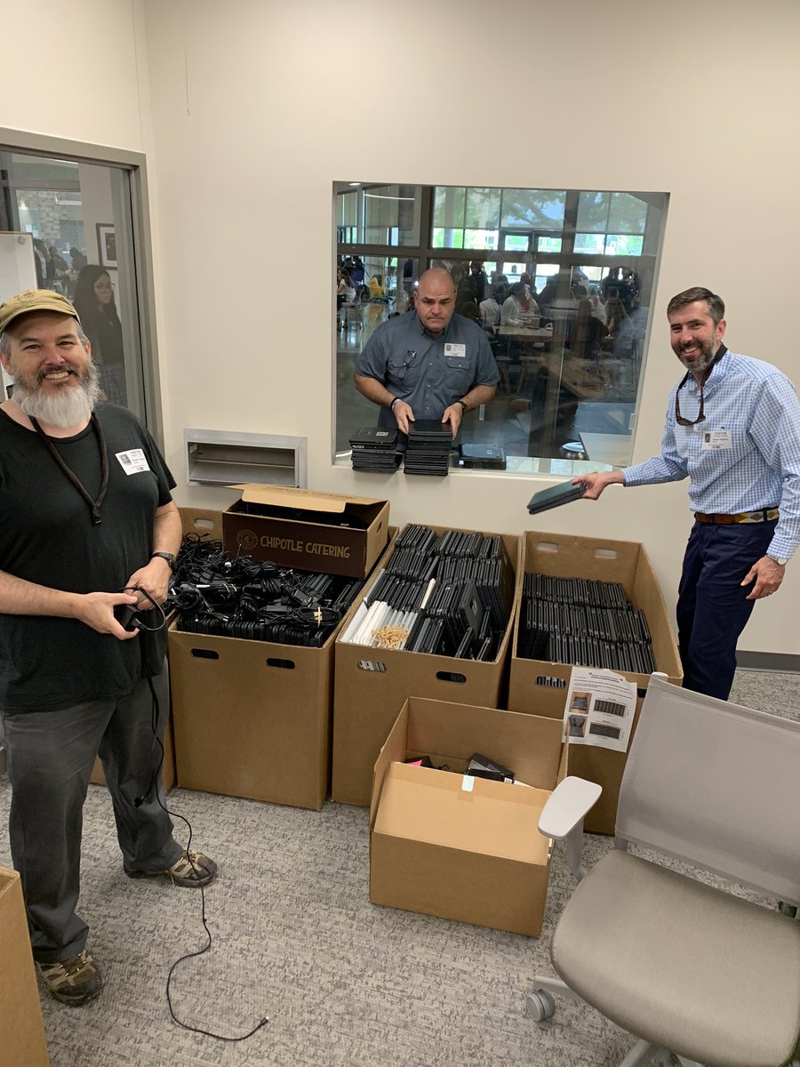 AnnRichardsLib's tweet image. Shoutout to our “Pop Stars” &amp;amp; other @PTSA_ARS_STARS volunteers who helped us gather 900+ student computers today! Y’all rock 💕🤘🎉