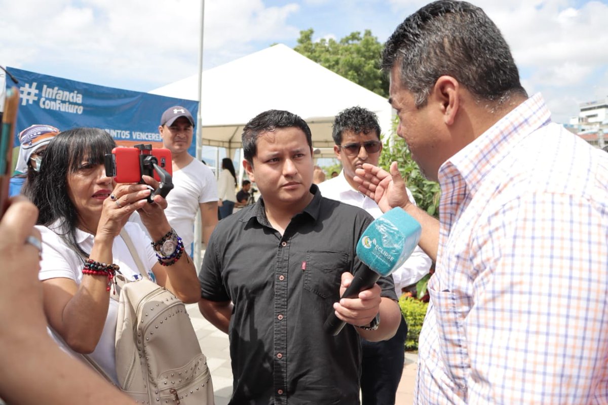 GoberManabi's tweet photo. #EnMedios 🎤

"Estamos dando el apoyo necesario para cumplir con el plan de vacunación, la finalidad es mantener la eliminación del sarampión, rubeola y la erradicación de la poliomielitis, la salud es prioridad para este Gobierno liderada por el presidente Guillermo Lasso". https://t.co/OzHGEvtBHN