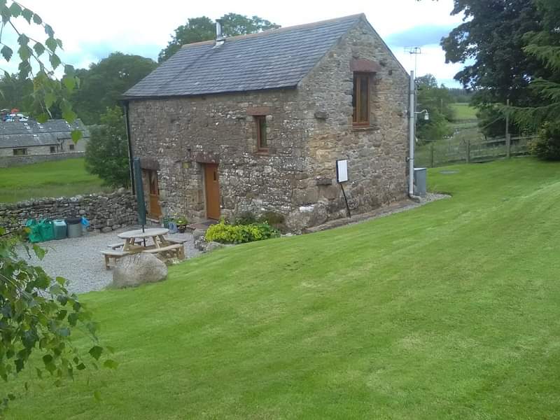 Gorgeous detached #dogfriendly  #holidaycottage #Cumbria
Graded 4*Gold by #VisitEngland
Sleeps 2 ads 2 ch. Up to 3 #dogswelcome 
Own large fully enclosed garden
@BOOKHOLSDIRECT @dogfriendlyinfo
harrysbarn.weebly.com facebook.com/barnrental