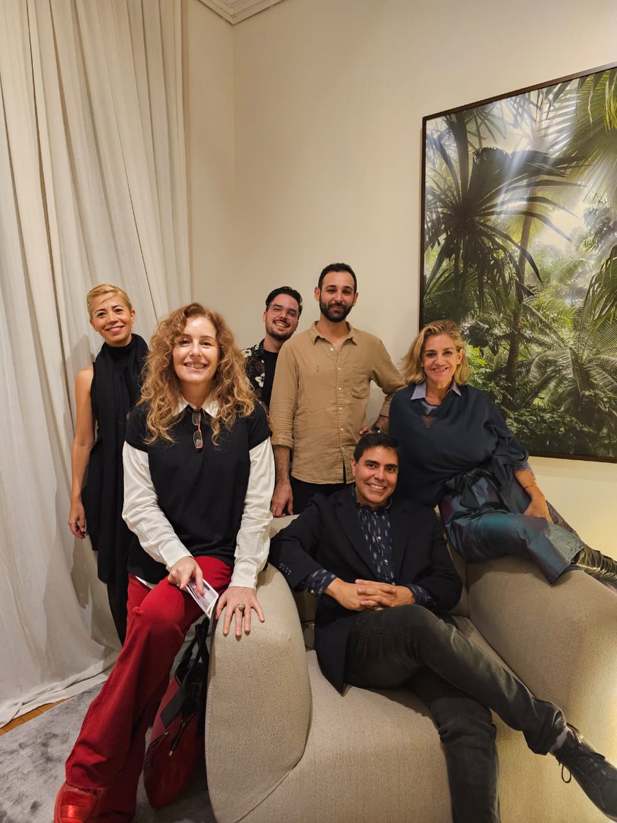 yolegmma's tweet photo. Hace una semana recorriendo @distritoarenales en la noche del diseño. Primera vez atendiendo este lindo evento; un lujo poder conocer y compartir con parte de la gente que crea diseño en Argentina.  #buenosaires #argentina🇦🇷 #lanochedeldiseño2023 https://t.co/HdHblldQNo