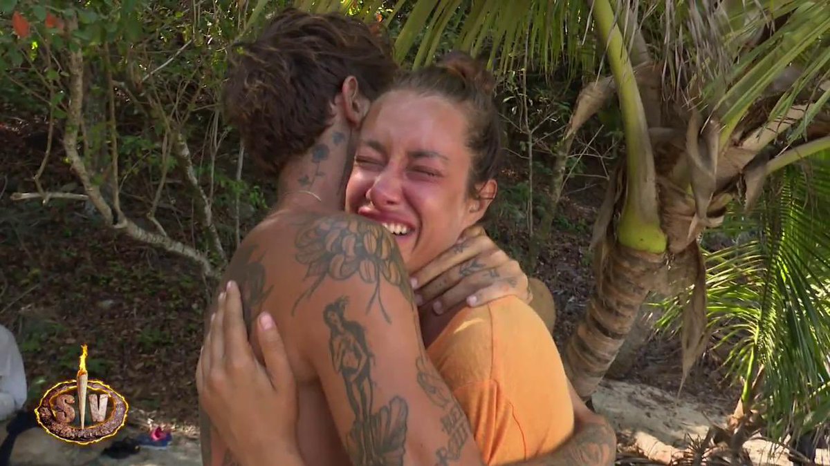 #SVGala13 ¿Está Adara dando rotondazo porque se acerca la final? 
🔁 Si 
♥️ No