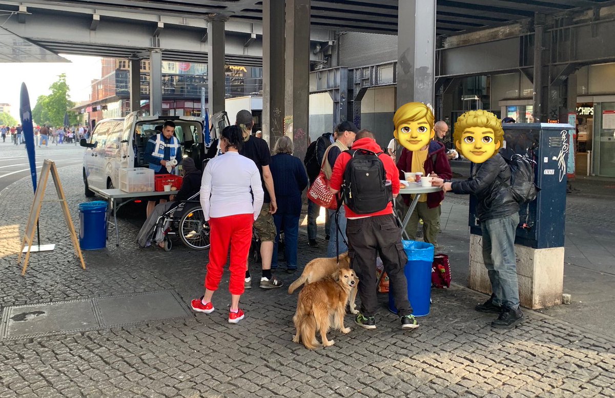 1892hilft's tweet photo. Heute waren die fabelhaften @smia_kha, @Manu03020 &amp; @engtanzkavalier mit dem 1892Suppenbus wieder am Alex und verteilten 150 Suppen, 130 Wasser, 30 Kaffee, 113 Tee usw. 
Wir bekamen zudem eine 200 Flaschen Wasserspende von @40seconds. Danke an alle !!!
#immerHertha #HaHoHe 💙🤍 https://t.co/HFe8HlleA4