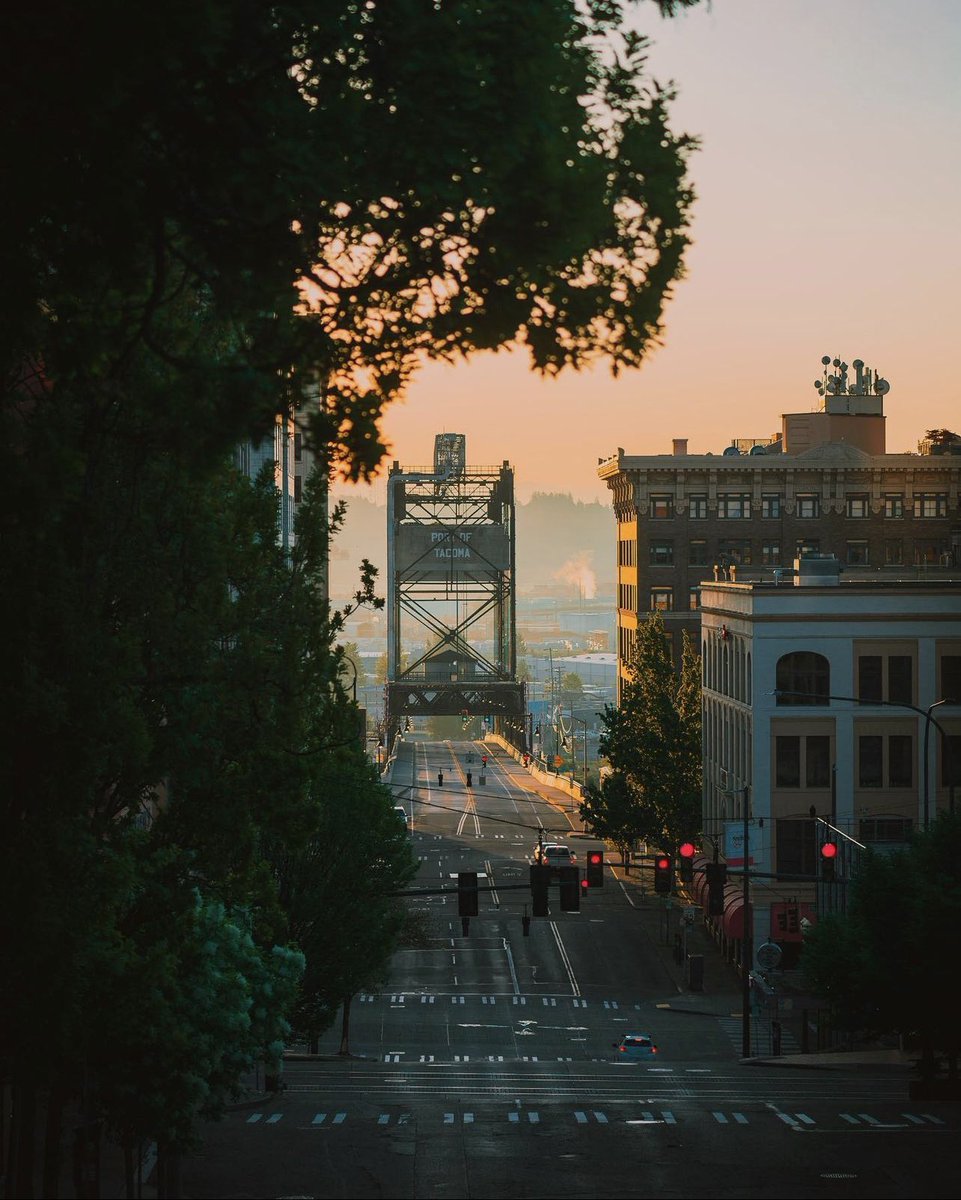 Admit it Tacoma, you’re beautiful ❤️‍🔥
📸 @petersowell 
#traveltacoma #mountaincitysea #11thstreet #gritcity #viewsfordays #downtowntacoma #murraymorganbridge #piercecounty #almosttheweekend #admitittacomayourebeautiful