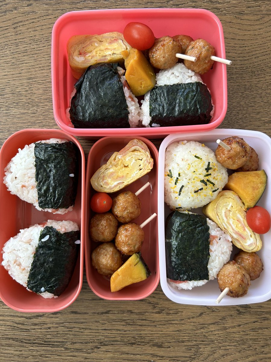 ただご飯詰めるのに飽きて、無駄におにぎりにしたがために1時間、、、 https://t.co/8gjgDTb6EX