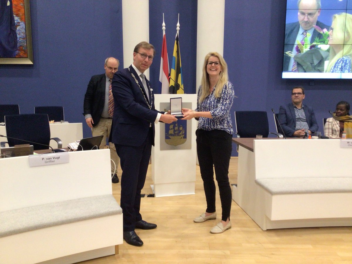 Vanavond neemt <a href="/MaudDiepeveen/">Maud Diepeveen-Veraar</a> afscheid van de raad. Voorzitter <a href="/gertjankats/">Gert-Jan Kats</a> blikt terug op haar tijd als raadslid en overhandigt haar de raadspenning van Veenendaal. #RaadVeenendaal