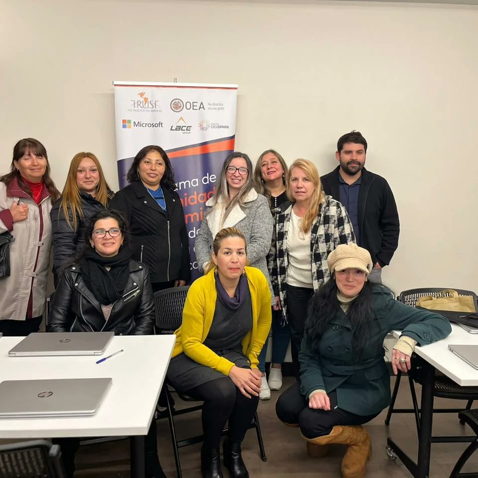 LaceEducacion's tweet photo. Fundación Lace educacion y facilitadores del proyecto POETA DigiSpark participando de capacitación de EY Chile

#POETADigiSpark
#Trust4Americas https://t.co/GNVs5GEUwS