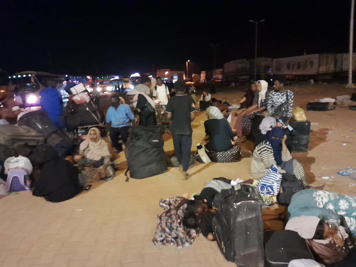 الصور دي الان الان  الان 

ديل العالقين في معبر ارقين بعد ما مرو وعملو إجراءاتهم ودفعو قروش الوثيقة  وتمديد الجواز 

مع بوابه المعبر وقفوهم وقالو ليهم الإجراءات دي اتوقفت 

في كبار سن وفي مقعدين وفي مرضى وفي امهات وفي ناس عندهم ادويه حساسه زي الاونسلين وغيرو وفي اطفال