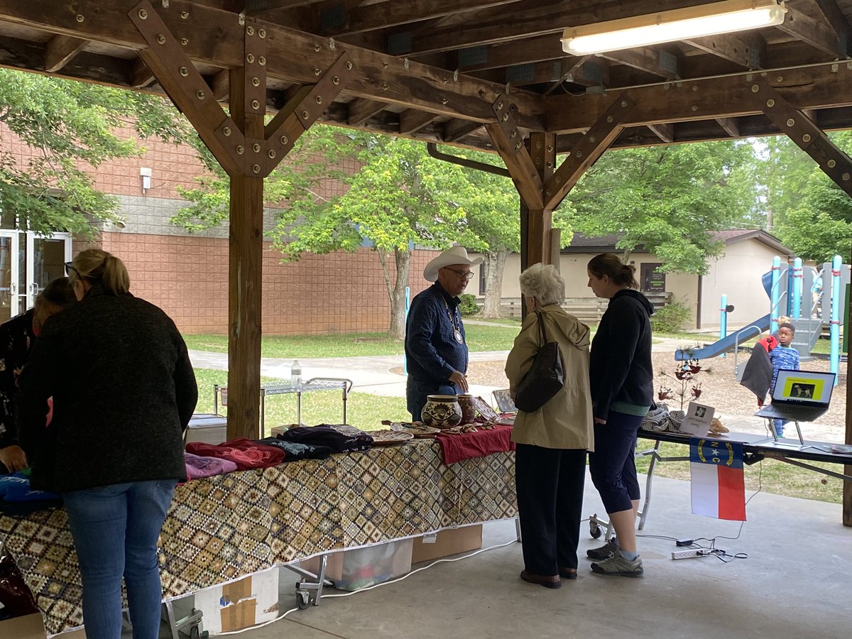 DurantRoadES's tweet photo. Our NC Under The Stars event is happening right now!! Chorus, food trucks, storytellers, etc… Waiting on our visit from Stormy! @DresPta @NorthernAreaWC @WCPSSTeam https://t.co/OWwqDQ0Rhp