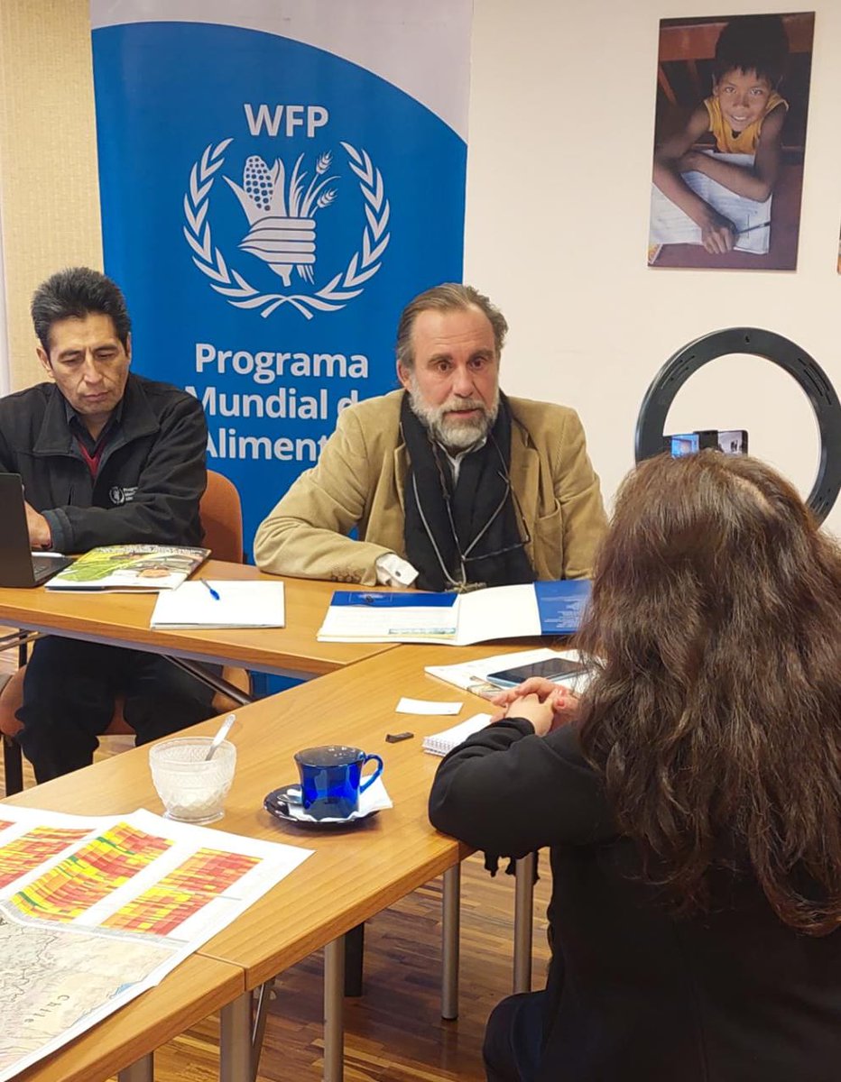 WFP_Bolivia's tweet photo. Mapeo de la #SeguridadAlimentaria de 22.393 comunidades en Bolivia albergado en el #ICCOM ↪️https://t.co/CyUJw0BnZA tema cubierto por @BrujulaNoticias y @notambientalbol 
#MDRyTOficial https://t.co/Q7CGeq42WU