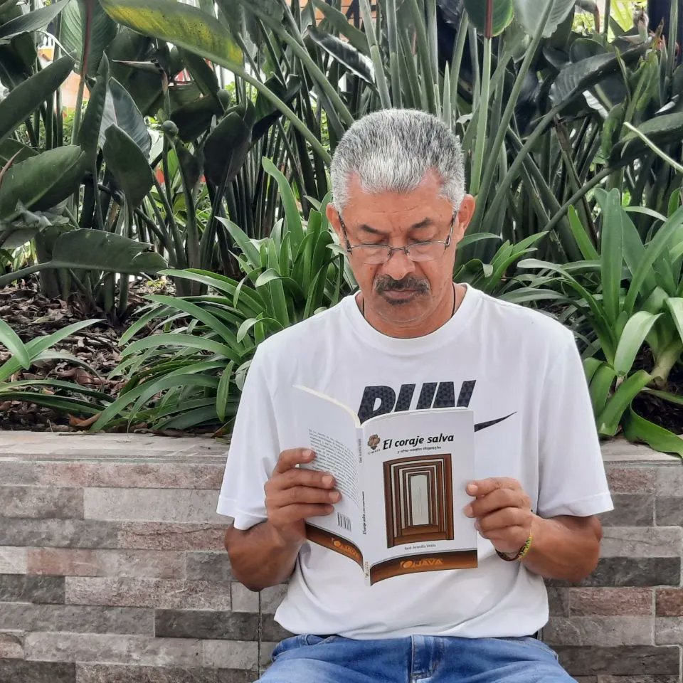 JavaEditorial's tweet photo. Concentrarse al leer novelas mejora la memoria al demandar atención para recordar lo que pasa en cada estado de la historia, por lo que leerlas es un ejercicio poderoso, de fácil acceso y placentero. #EditorialJava https://t.co/F1jfHj6SDW https://t.co/UzAIYl32F5