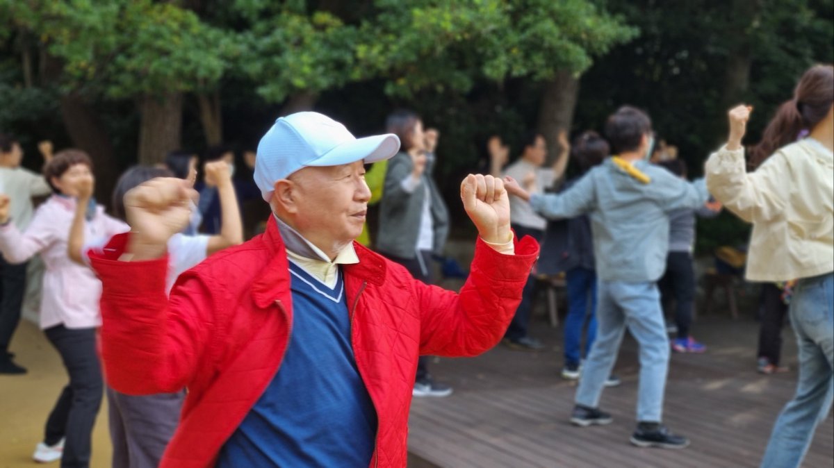 IlchiLee's tweet photo. I joined Young-geun Lee's 120 Club one morning for their daily #BrainEducation exercises at a local park in S. Korea. The club has been active for 7 years. The energy and enthusiasm were contagious. I felt revitalized and deeply moved by their sense of community. #live120years https://t.co/ZUr6NsJLII