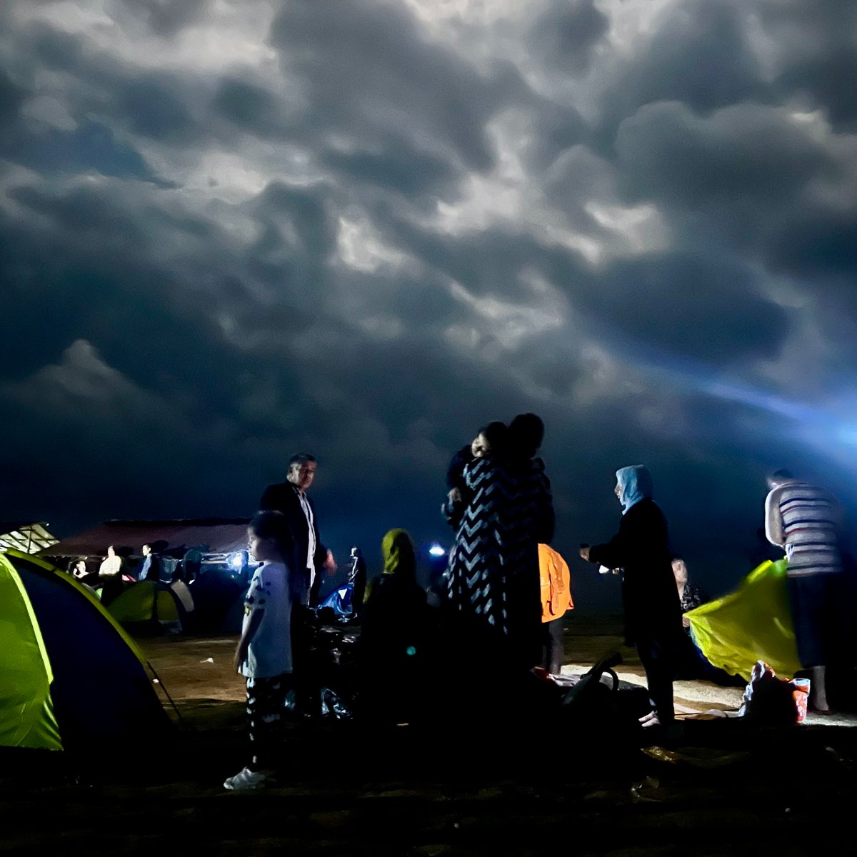 🧵We at @nytimes keep hearing stories of Afghans trekking thru the Americas in search of safety in the US. Tahira is a Hazara woman who crossed into the US with her family—including her twin babies—in March. We met her in the Darién Gap (⬇️) and just caught up. Pls read...