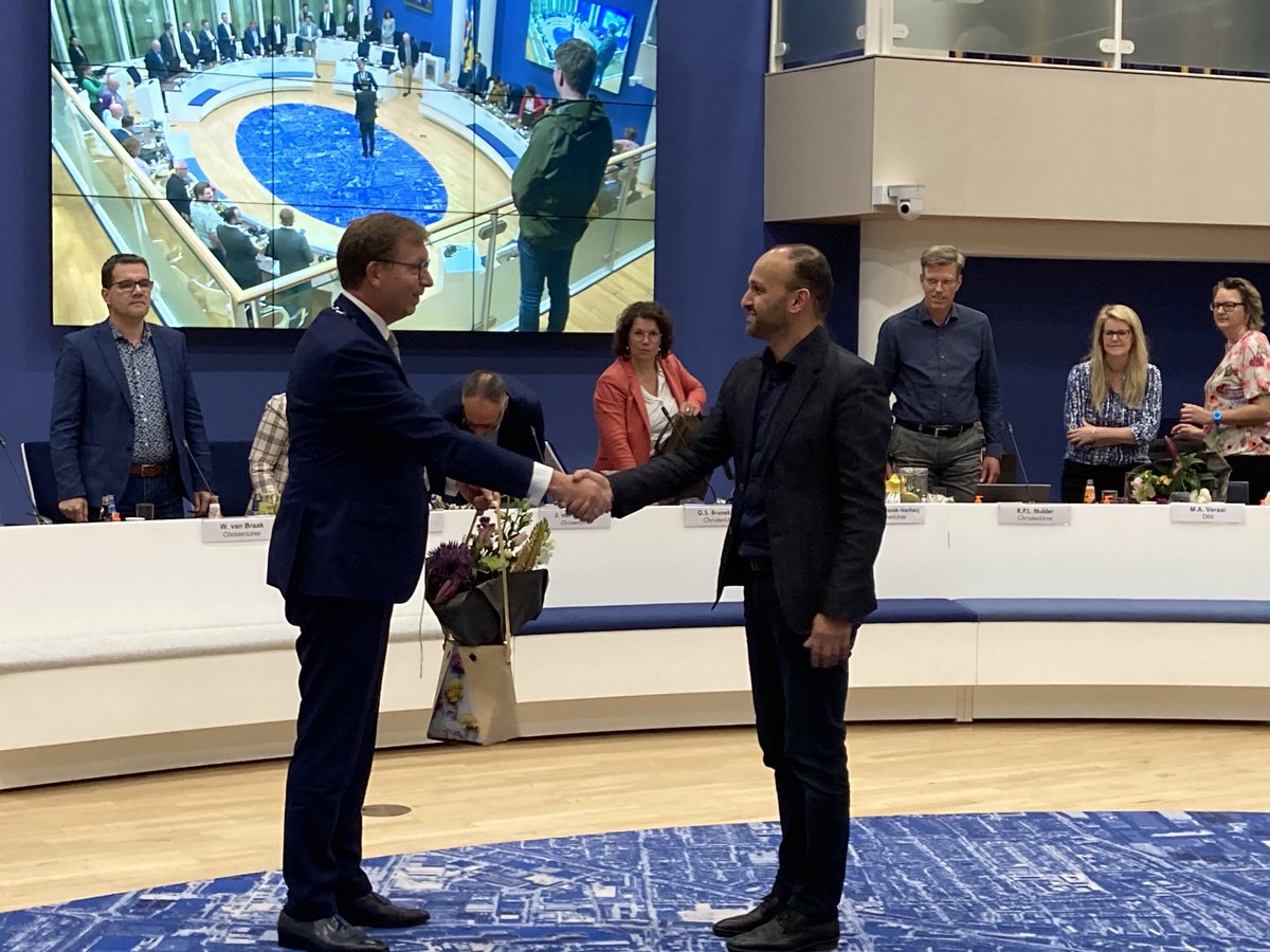 Vanavond neemt <a href="/yboutachekourt/">Y. Boutachekourt</a> namens <a href="/D66Veenendaal/">D66 Veenendaal</a> de plaats in van Maud Veraar. Hij legt de verklaring en de belofte af en is daarmee weer onderdeel van @raadveenendaal. Namens raad en griffie, van harte gefeliciteerd! #RaadVeenendaal