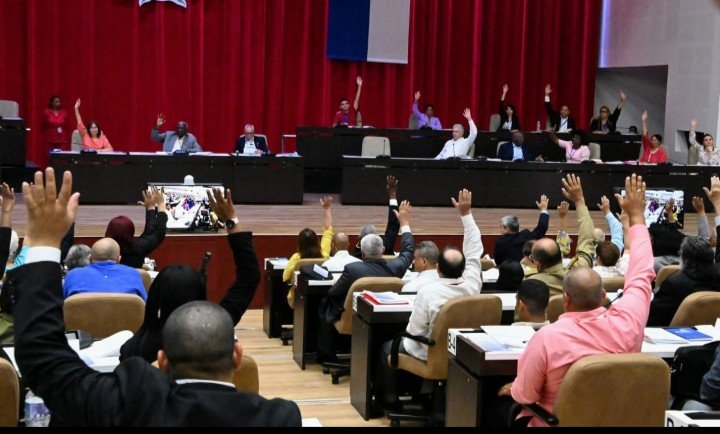 Tras amplio y profundo debate aprueba X Legislatura de la @AsambleaCuba, Ley de Comunicación Social. #Cuba #PoderPopular #CubaLegisla