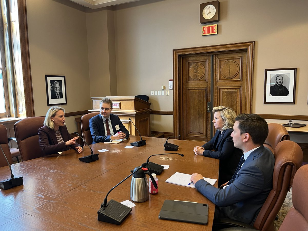 Simon Jolin-Barrette (@sjb_caq) on Twitter photo Quel plaisir de recevoir au Québec Mme Claire Waxman, la Commissaire aux victimes <a href="/LDNVictimsComm/">Victims’ Commissioner London</a>, en compagnie de ma collègue <a href="/M_Biron/">Martine Biron</a>.
Nous avons échangé sur les mesures québécoises qu’elle souhaite mettre en place au Royaume-Uni pour mieux accompagner les personnes victimes. Quel plaisir de recevoir au Québec Mme Claire Waxman, la Commissaire aux victimes <a href="/LDNVictimsComm/">Victims’ Commissioner London</a>, en compagnie de ma collègue <a href="/M_Biron/">Martine Biron</a>.
Nous avons échangé sur les mesures québécoises qu’elle souhaite mettre en place au Royaume-Uni pour mieux accompagner les personnes victimes.