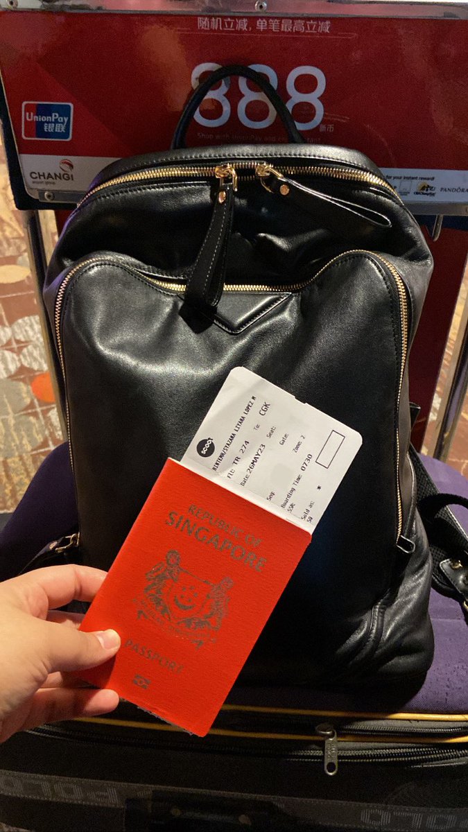SyazanaLopez's tweet photo. Another tour with Song Ji Hyo Bagpack! See you guys in Jakarta soon! #notsponsored #hardwork #ownmoney #blessed https://t.co/0hzNpJbkYf