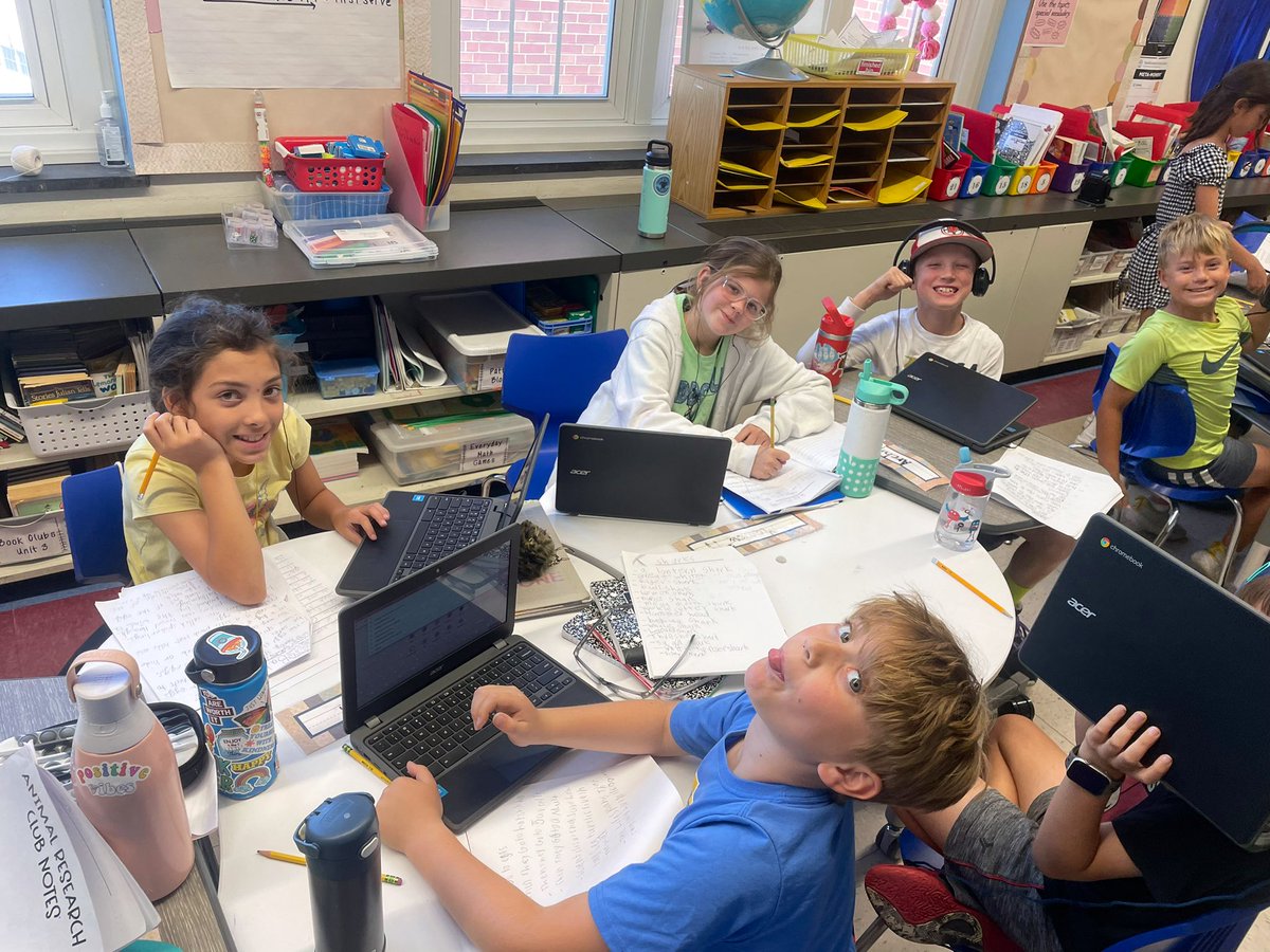MissRegan3R's tweet photo. Animal researchers hard at work! @CentralES1 https://t.co/L5aPiQoj4E