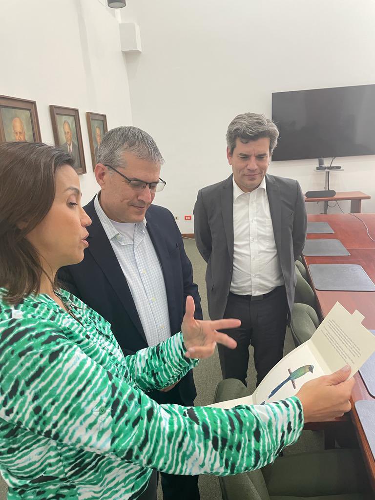 IsraelinCol's tweet photo. El día de ayer abrimos nuestro Ciclo de Cine en la @UniversidadCES con #ZeroMotivation.
Antes de dar el paso a la película escuchamos al embajador @galida12 quien habló sobre el cine israelí y su valor en mostrar un mosaico tan interesante de la sociedad israelí
Mientras que el segundo sería: Además, durante la visita a la universidad el embajador @galida12 sostuvo una interesante reunión con el rector @maceved1975.
En ella hablaron de lo cercanos que son Israel y Antioquia en el esfuerzo por la innovación en salud, el rol de la mujer en las ciencias y mucho más.