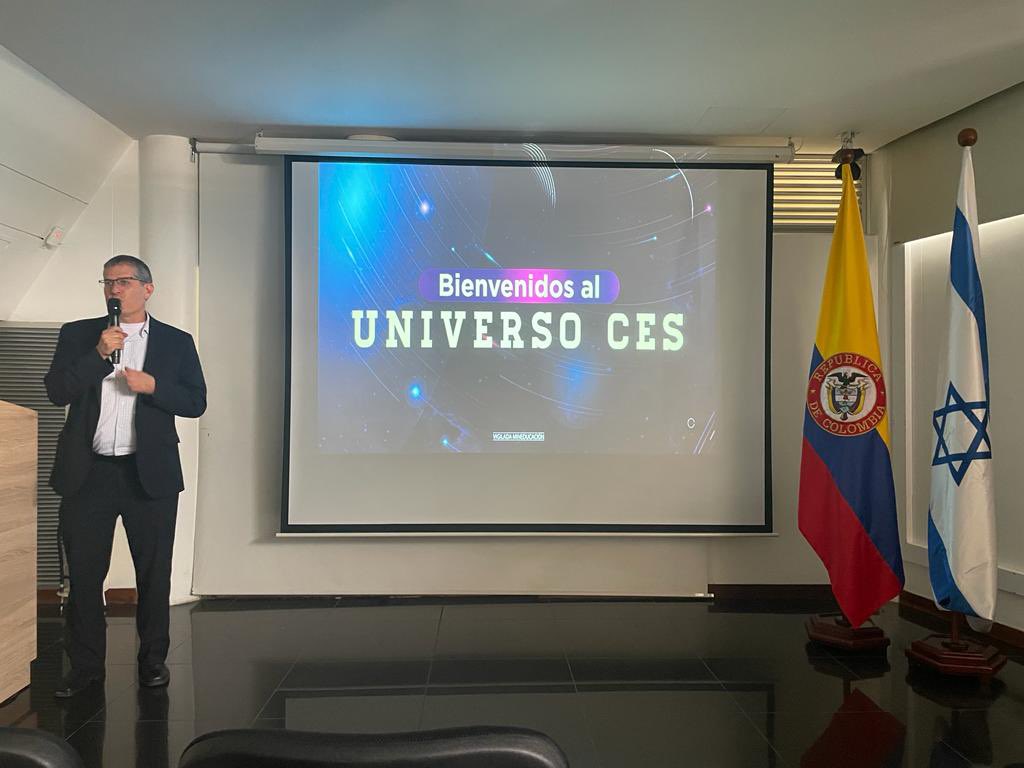 IsraelinCol's tweet photo. El día de ayer abrimos nuestro Ciclo de Cine en la @UniversidadCES con #ZeroMotivation.
Antes de dar el paso a la película escuchamos al embajador @galida12 quien habló sobre el cine israelí y su valor en mostrar un mosaico tan interesante de la sociedad israelí
Mientras que el segundo sería: Además, durante la visita a la universidad el embajador @galida12 sostuvo una interesante reunión con el rector @maceved1975.
En ella hablaron de lo cercanos que son Israel y Antioquia en el esfuerzo por la innovación en salud, el rol de la mujer en las ciencias y mucho más.