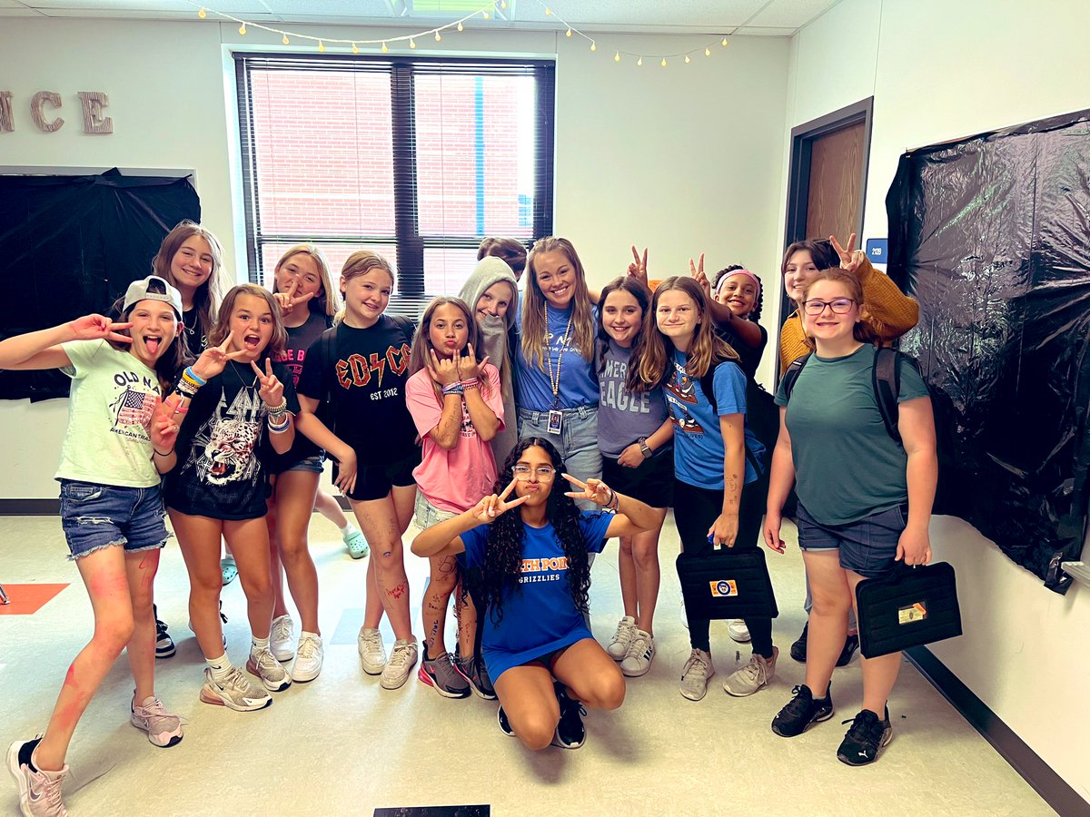 mshannahpech's tweet photo. North Point Middle quickly became a home to us this year. 🧡💙
HAPPY SUMMER Y’ALL #NPMS https://t.co/WnEvhah2Jl