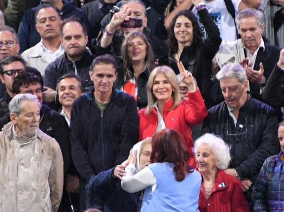 magariovero's tweet photo. A 20 años de la asunción de Néstor Kirchner, lo recordamos en la Plaza de Mayo escuchando el discurso de nuestra vicepresidenta @CFKArgentina, que fue clara y precisa: "Me odian, me persiguen, me proscriben y me quieren matar porque nunca voy a ser de ellos, yo soy del pueblo" https://t.co/1N4RnN7Ymm