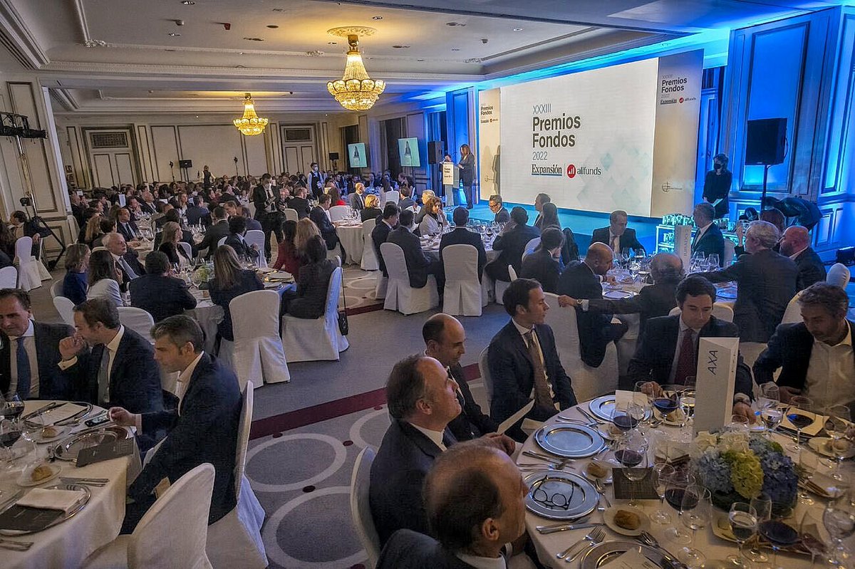 00Bohr's tweet photo. Curioso virus respiratorio que si te sientas con un plato o 🍷 delante desaparece y no hace falta 😷. 🎊Welcome to Spain #Ba23 #Ba1162 🦠🦠🎊. Luego dice la @who que hay q actualizar las vacunas. 🤦🏽♂️ #premiosexpansion #allfunds https://t.co/j8fj1ONmev