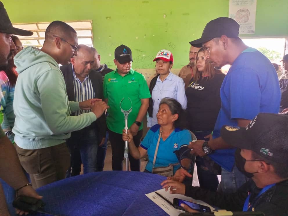 ISP_Bolivar's tweet photo. Asimismo, respondimos ante las necesidades del punto y círculo con el Poder Popular del municipio Sucre.

Avanzamos en unión con el presidente @NicolasMaduro; la ministra @MagaGutierrezV y el gobernador @amarcanopsuv.

¡Amor en acción!

#VivirYProtegerAlPueblo https://t.co/Eo8KBFCnaj