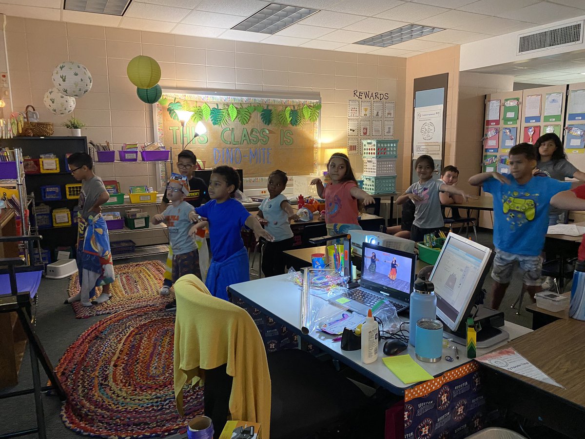 Shelton_KISD's tweet image. Today we said “Aloha!” to summer by relaxing at our favorite local beach. We even learned to hula! @KuehnleKISD @KleinISD #AlohaSummer 🐨💖🌺