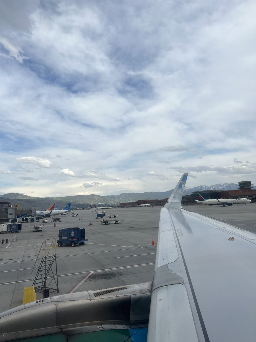 glitterronfire's tweet photo. See ya later Utah!! Be back soon! #flight #comeflywithme #traveling #glitterronfire #firebug https://t.co/MH7EjtTXPQ