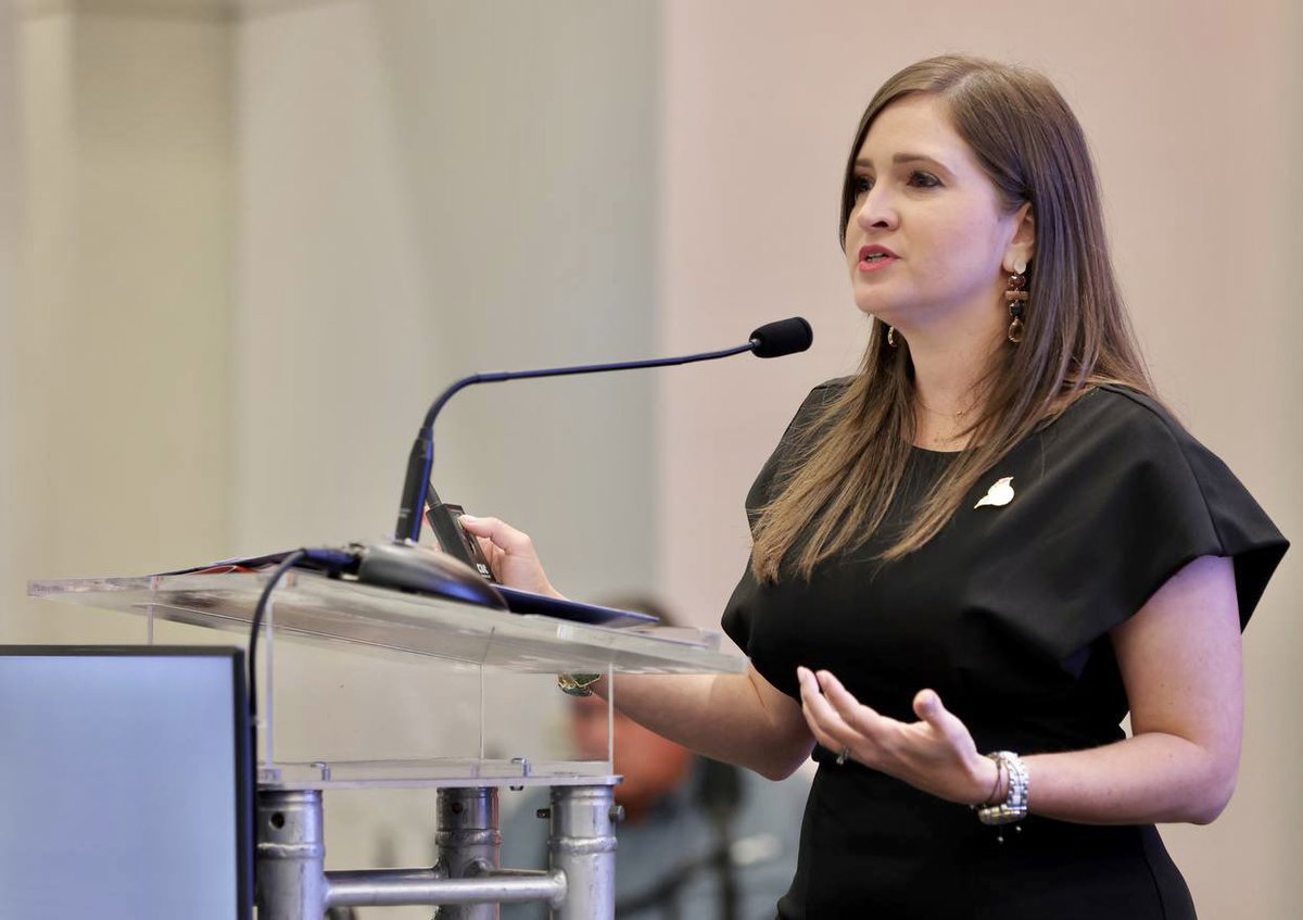 DTOP's tweet photo. Hoy nuestra Secretaria del @DTOP Eileen Vélez Vega, participó del Foro de Transportación de la @AGCPRChapter, donde informó el gran alcance de la obra que se desarrolla en la infraestructura vial en Puerto Rico. 

@prsecdtop @lafortalezadepr https://t.co/jvYwWBd1MN