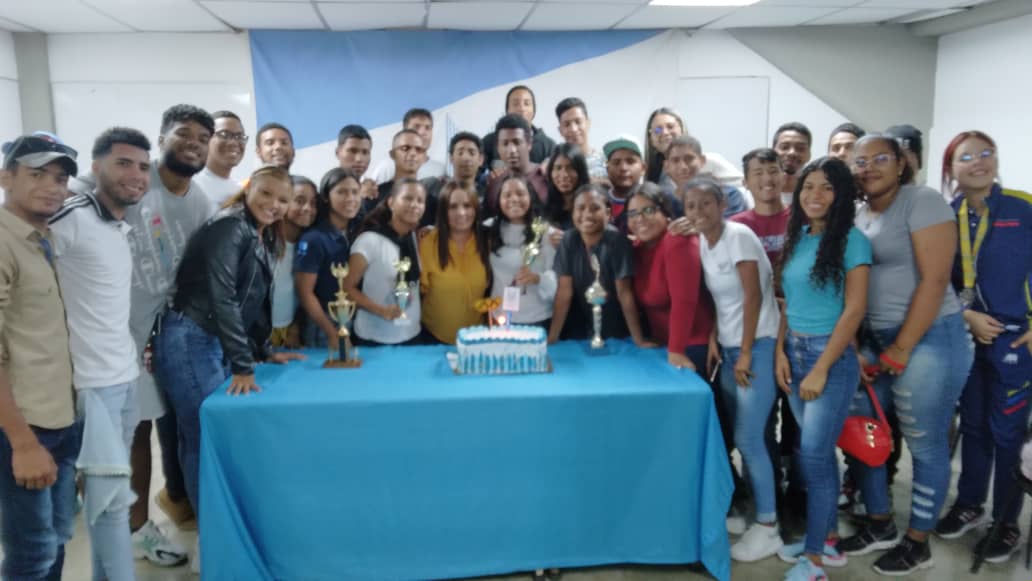 #Hoy la cátedra Hablemos de Deporte celebra su aniversario. La comunidad de la <a href="/uney_oficial/">UNEY</a> felicita al espacio académico <a href="/cdeldeporteuney/">CsdelDeporteUNEY</a> por éste ezfuerzo académico, a sus autoridades, profesores y estudiantes. Bravo! <a href="/NicolasMaduro/">Nicolás Maduro</a> <a href="/sandraoblitasr/">Sandra Oblitas Ruzza</a> <a href="/arbolve/">ArbolVe</a> <a href="/PrensaUney/">Prensa UNEY</a>