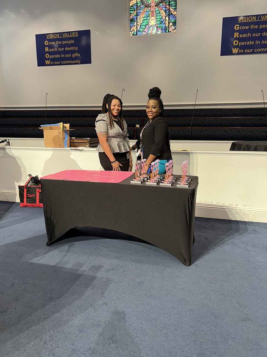 OAK_HCS's tweet photo. Some of the fifth grade excellence of today! Congratulations to our Rising 6th graders. Special shout out to Dr. Mary Lee (5th gr teacher) and Shiloh Baptist Church for your hospitality. #oke #okeready #buildingconnections #buildingcommunity https://t.co/vHFd8CtWSZ