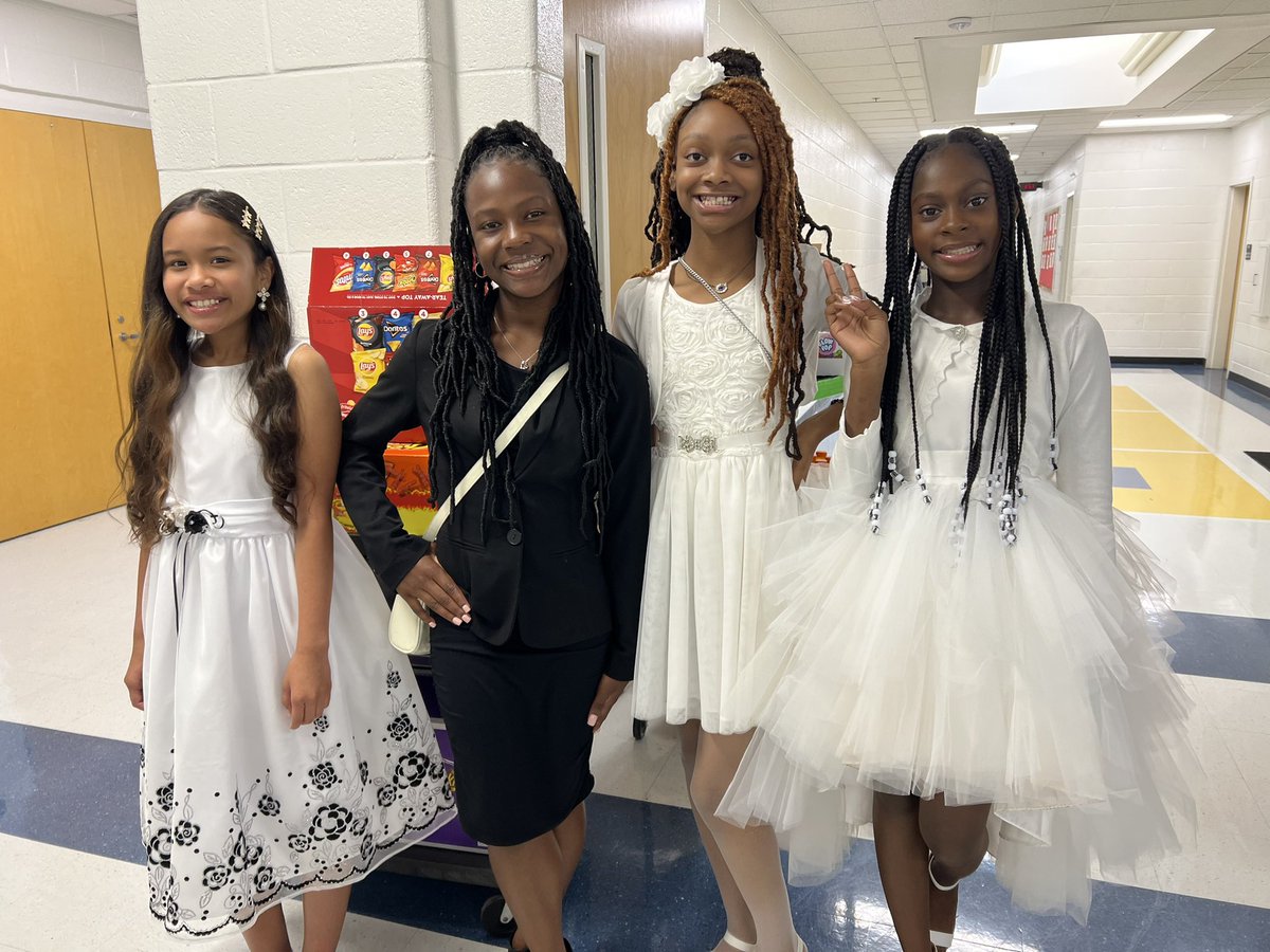 OAK_HCS's tweet photo. Some of the fifth grade excellence of today! Congratulations to our Rising 6th graders. Special shout out to Dr. Mary Lee (5th gr teacher) and Shiloh Baptist Church for your hospitality. #oke #okeready #buildingconnections #buildingcommunity https://t.co/vHFd8CtWSZ