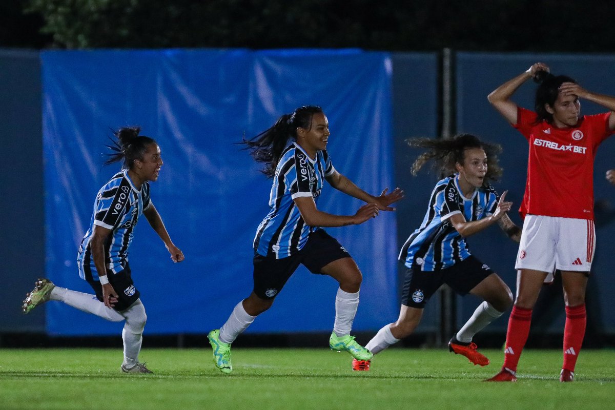 FBITricolor's tweet photo. NESSA SEMANA

Grêmio 3x1 Inter - profissional 
Grêmio 1x0 Inter - sub-20
Grêmio 1x0 Inter - feminino 

Apanha em todas as categorias pro maior do Sul. 🇪🇪🍓 https://t.co/nIztSOoTgV