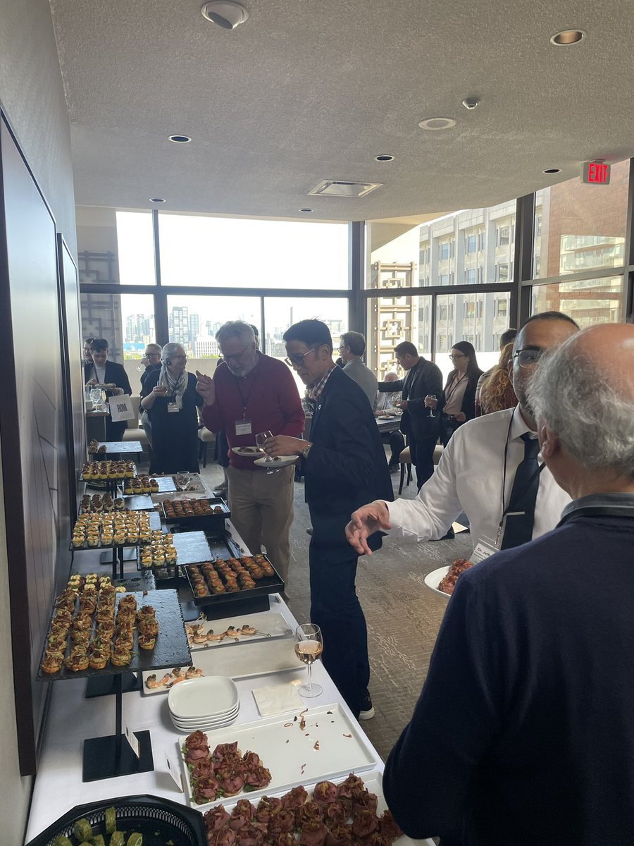 BantingResearch's tweet photo. What a way to end day 1 of the #discoverymentorshipopenhouse! Thank you to all who came and looking forward to another exciting day tomorrow! #bantingresearch https://t.co/x7db9b1R2G
