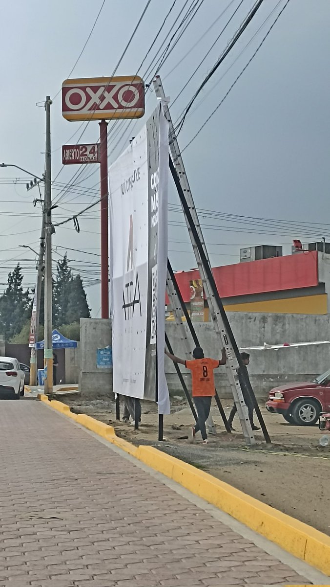Mac8301's tweet photo. Vuelven a colocar anuncio en calle alcanfores y Av. Tlaxcala en Cuautlancingo. Ya fue tirado por el aire en una ocasión, cables de telefonía en riesgo. @laredcincoradio @denunciapue @CuautlancinGob @CuautlancingoTv @asoc_a @KarlaDaH https://t.co/e7CTGsUMUX