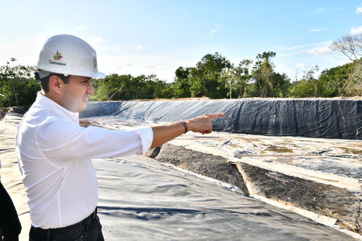 Inspeccionamos el relleno sanitario La Florida (Celda 4) que estamos construyendo en #Cimitarra a través del #PlanAguaVida <a href="/EsantSantander/">Esant</a>.  Más de 13 mil habitantes de Puerto Parra, Sucre, Landázuri, y Bolívar se ven beneficiados con esta obra que avanza en un 90% de ejecución y
