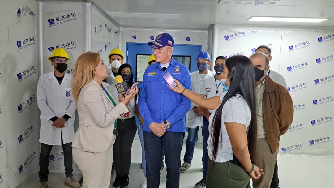 Unefa_VEN's tweet photo. Nuestro Rector MG @angiolillofp en compañía de nuestras autoridades nacionales reconocen el patriotismo manifestado por el @suaf_ve al brindar un importante apoyo a las bases de misiones sociales al distribuir de manera solidaria las medicinas a todo el pueblo venezolano. https://t.co/buvcRGmZqM