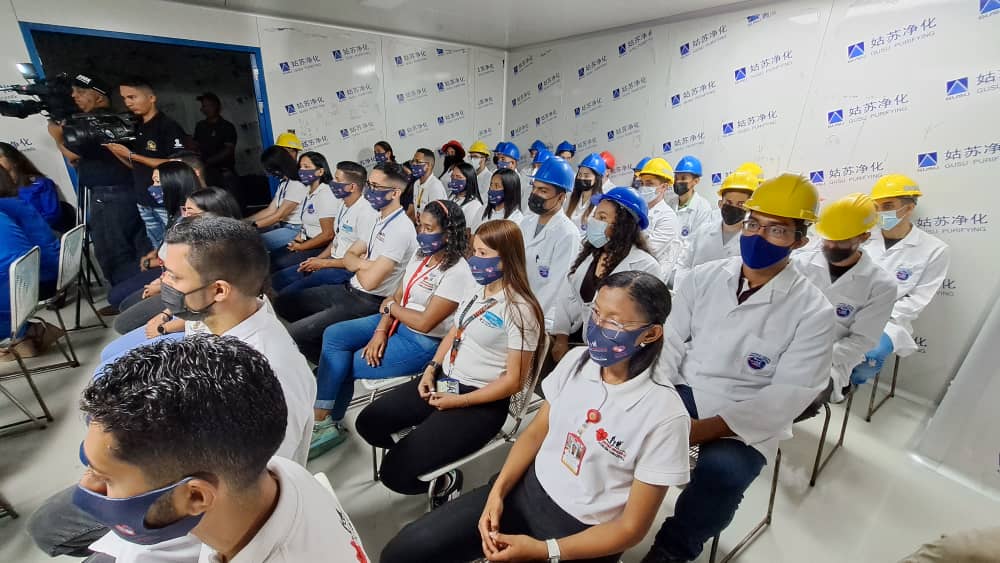 Unefa_VEN's tweet photo. Nuestro Rector MG @angiolillofp en compañía de nuestras autoridades nacionales reconocen el patriotismo manifestado por el @suaf_ve al brindar un importante apoyo a las bases de misiones sociales al distribuir de manera solidaria las medicinas a todo el pueblo venezolano. https://t.co/buvcRGmZqM
