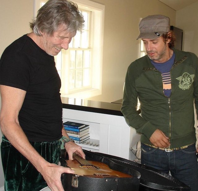 ¡LA POSTAL!

Roger Waters de Pink Floyd y Gustavo Cerati #QEPD

#RogerWaters #PinkFloyd #GustavoCerati #SodaStereo