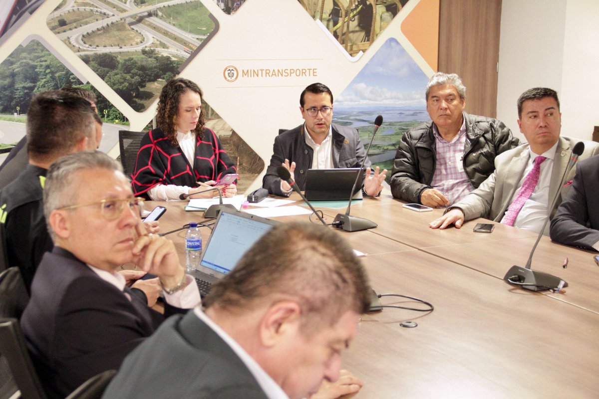 Honrando los compromisos del sector, la viceministra de Infraestructura <a href="/Maria_Constanz_/">María Constanza García Alicastro</a>  lideró la VI Mesa de Infraestructura con Transportadores, en la que se revisó el avance y el estado de  proyectos viales que son estratégicos para las rutas que transitan día a día.