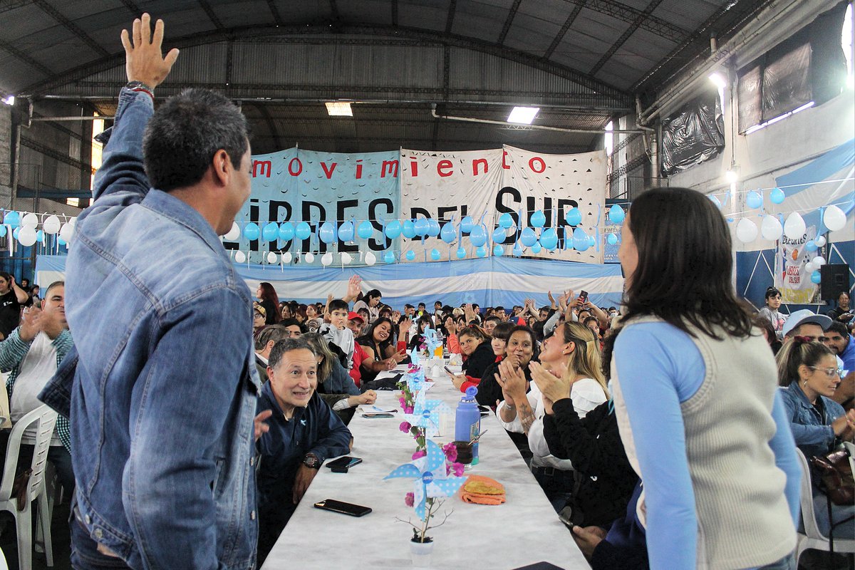 jesusescobarnqn's tweet photo. Gran locro popular "Patria o FMI".
Gracias La Matanza!!!
💪 Vamos a cortar con el FMI y vamos a hacer una Patria para todos 🇦🇷, así como hicieron los patriotas de Mayo con la corona española.
@silvia_saravia 

#JESUSPresidente #Argentina #BuenosAires #25demayo #Locro #Patria #FMI https://t.co/bg4ShiXgRO