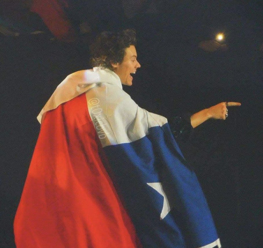 LHinchileupdate's tweet photo. UN DÍA COMO HOY HACE 5 AÑOS Harry visitaba nuestro país por primera vez como solista 🥺❤️🇨🇱

Como pasa el tiempo! @Harry_Styles https://t.co/oOLh37wEQn