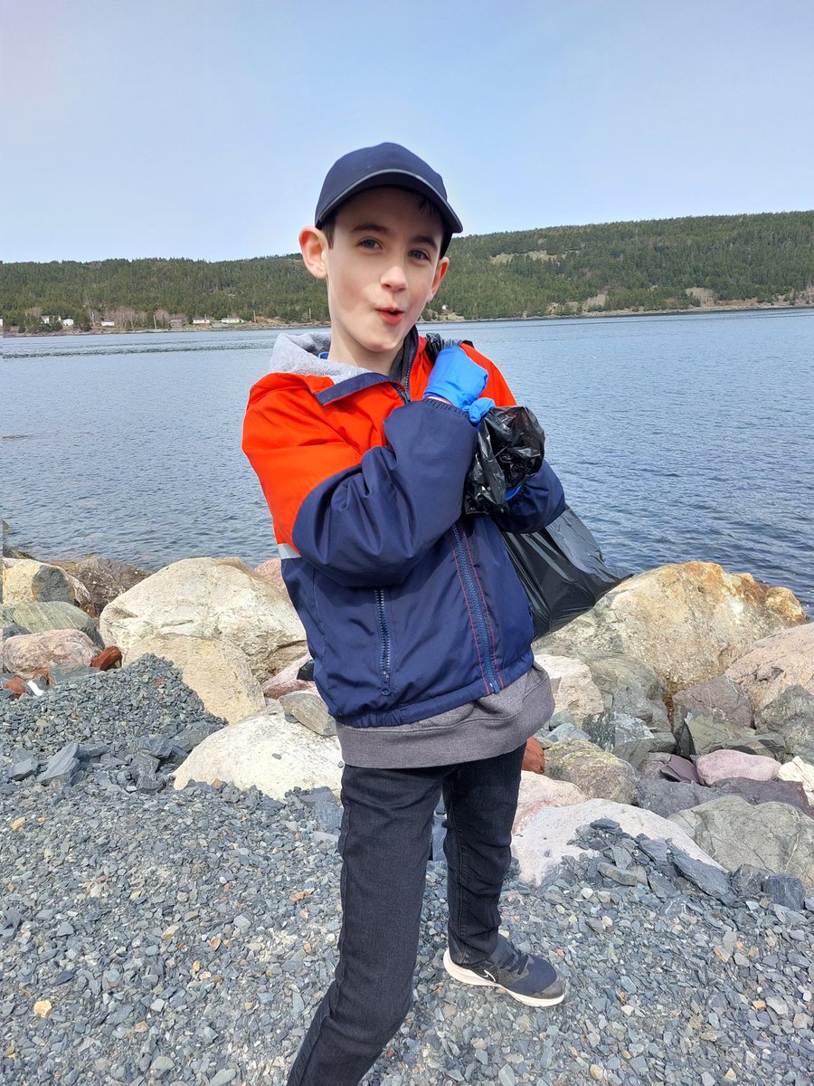 lmcrawley's tweet photo. Amazing science exploration at the beach @ICSColliers #PlantLife #AnimalLife Even Mr.Crane came to examine treasures discovered!!  #OceanPlayground Finally, we picked up some garbage on the way back. #KeepOurEarthClean https://t.co/aw2osQaP7F
