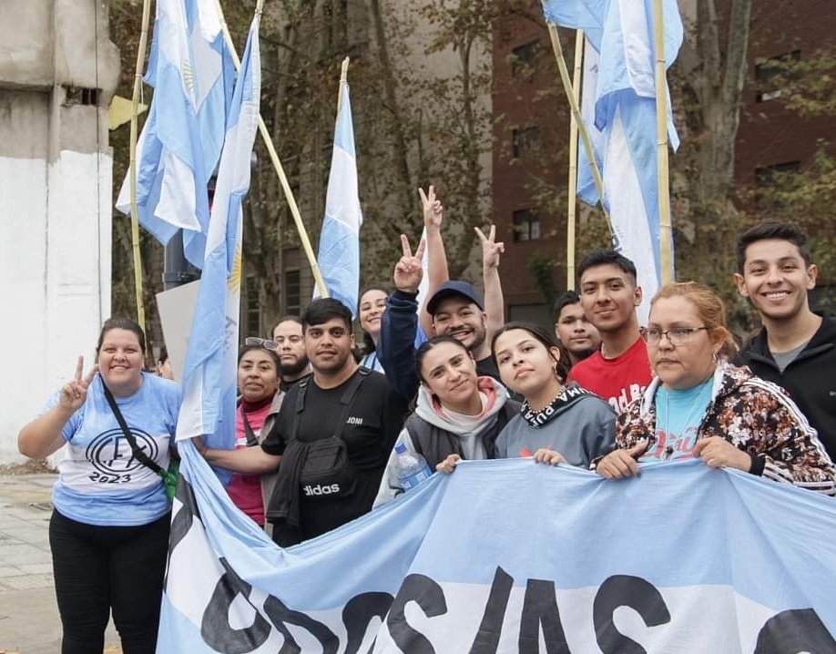 NicoLunaLr2's tweet photo. Junto a lxs compañerxs de @CasaPatriaLR y la compañera @bebasoria nos hicimos presente en la plaza de mayo para escuchar y acompañar a nuestra líder y conductora @CFKArgentina . https://t.co/636RDZa9ZD