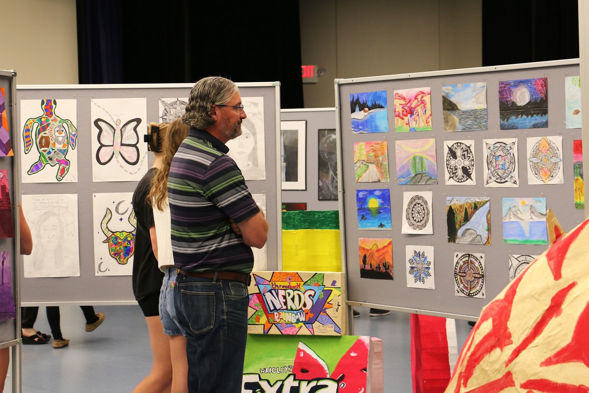 isd199's tweet photo. @IGHMS_Spartans &amp; #Simley art students showcased what they have been working on at this week's Fine Arts Nights. Final projects included jewelry and metal work, fabric art, drawings, paintings, photography, multimedia art, and much more. Great job, students! #inspire199 #excel199 https://t.co/q1JSgrPPYx