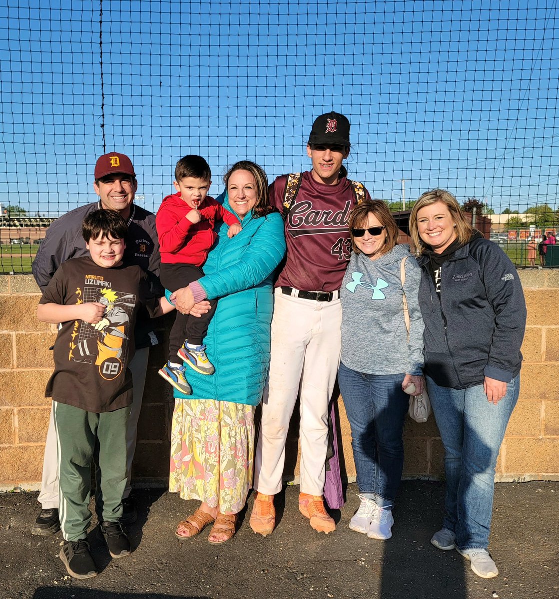 vgilbert3's tweet photo. Verle Gilbert Principal of #Hahnintermediate @DavisonSchools checking-in to #MemspaChat
Senior night and last day for @GilbertVerle
#WeChop #ThrowChedU
@michiganbraves https://t.co/94KUpTGbZV