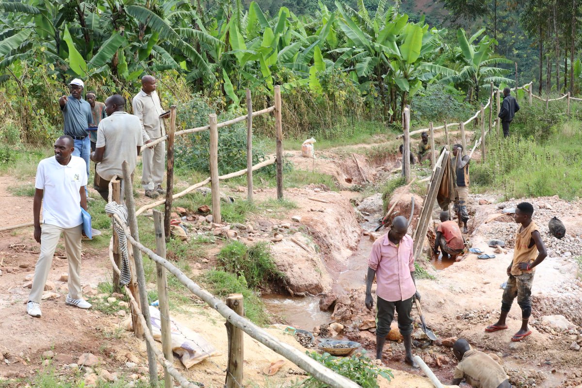OBM_office's tweet photo. Les sites miniers de 3Ts situés en Commune #Busiga , @NgoziProvince ont été visités par l'équipe conduite par le Directeur des Opérations à l'@OBM_office ce jeudi 25/5/2023. Les sites #Senyamisange, #Kasenyamisange II et III ainsi que le site #Myasi ont été visés par ce contrôle. https://t.co/4CEOTjPjdC