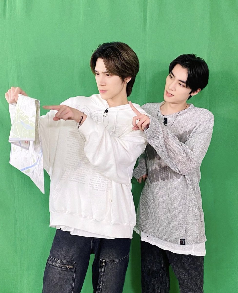 WayVLand_TH's tweet photo. [INFO] wayvofficial IG Update 20230526

[TRANS] พวกเรา↗ กำลัง↘ จะไป ➝ ที่ไหน↗ ???🗺🤧

like ♡ comment ♡ share 

📍 https://t.co/NFe48kwzIj

#XIAOJUN #HENDERY 
#WayV_FanmeetingTour 
#WayV_Phantom #TourTV 
#WayV #WeiShenV #威神V ꕥ https://t.co/jiHH52RbFY