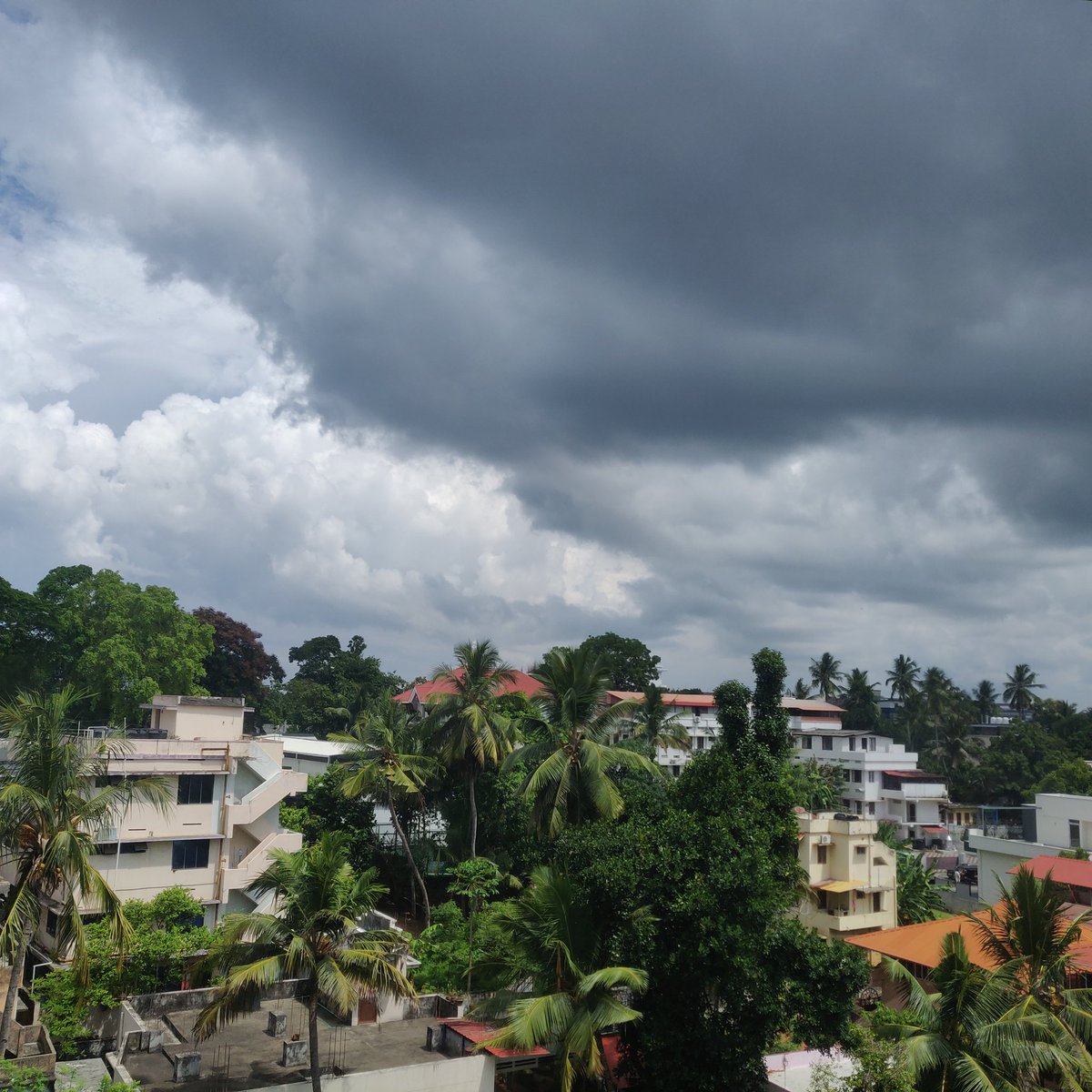 Dark sweeping clouds over the West in Trivandrum.

Just 5-7 days for SWM onset.

#SouthwestMonsoon #Kerala #IndianMonsoon